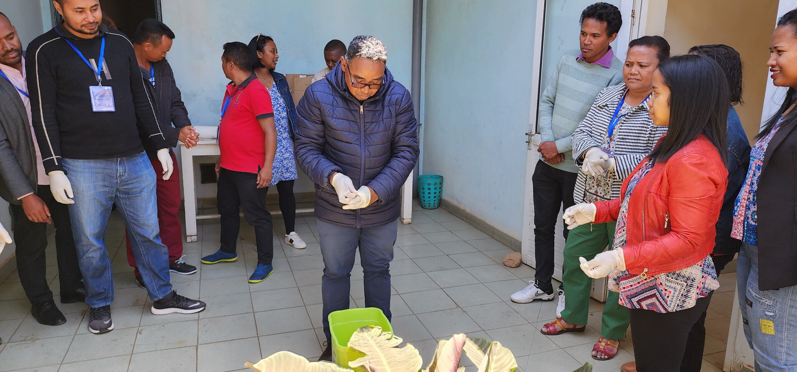 Dr. Tantely Randriamparany demonstrates how to remove gloves